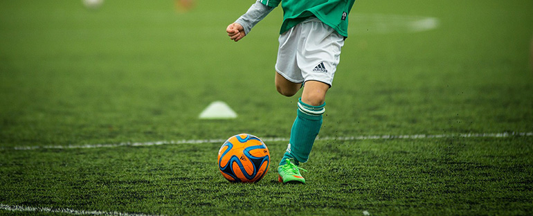 Barn spelar fotboll