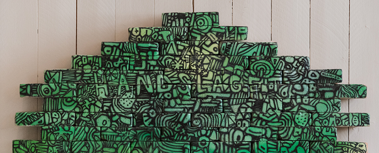 Tegelverket, en temporär vägg av återbrukat tegel från Brukspecialisten som grafittimålats av konstnären Jonathan ”Ollio” Josefsson. Fotograf Jonatan Samsonowitz, Business Region Göteborg.